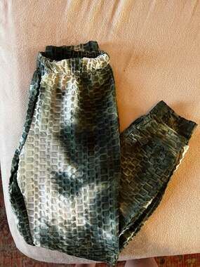 Girls - BKE Tie-Dye Honeycomb Jogger - Girl's Sweatpants in Olive Ivory